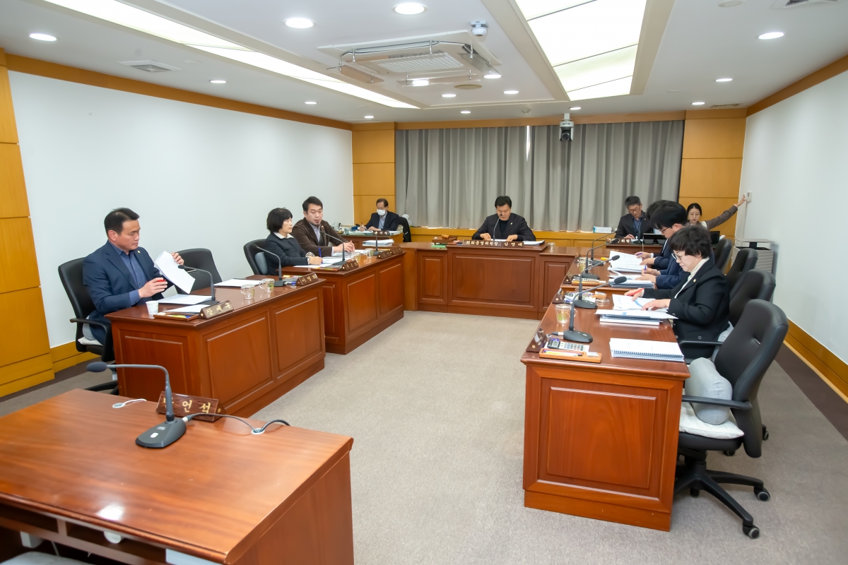 20231128-006[_P7U0731-제272회 제2차 정례회시 의회운영위원회 조례안 심사활동.jpg