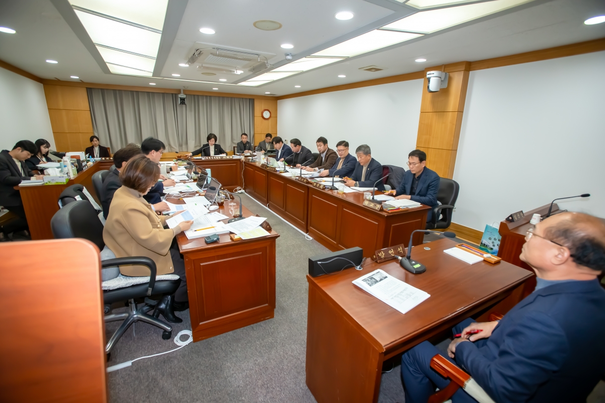 20231128-033[_P7U0842-제272회 제2차 정례회시 기획행정위원회 조례안 심사활동.jpg