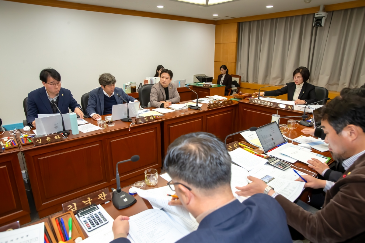 20231128-035[_P7U0845-제272회 제2차 정례회시 기획행정위원회 조례안 심사활동.jpg