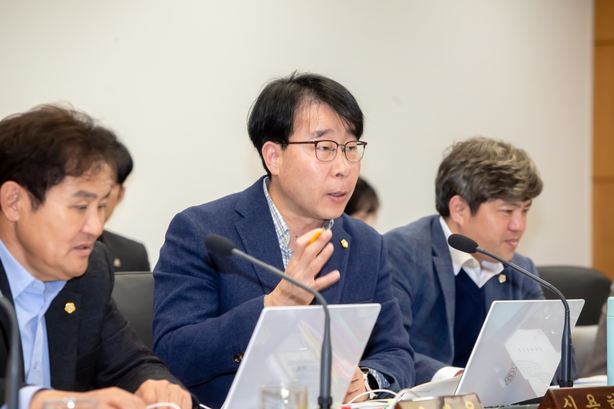 20231128-026[_P7U0796-제272회 제2차 정례회시 기획행정위원회 조례안 심사활동.jpg