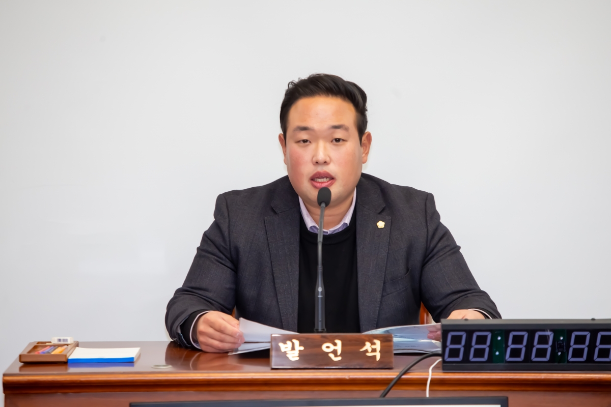 20231128-029[_P7U0806-제272회 제2차 정례회시 기획행정위원회 조례안 심사활동.jpg