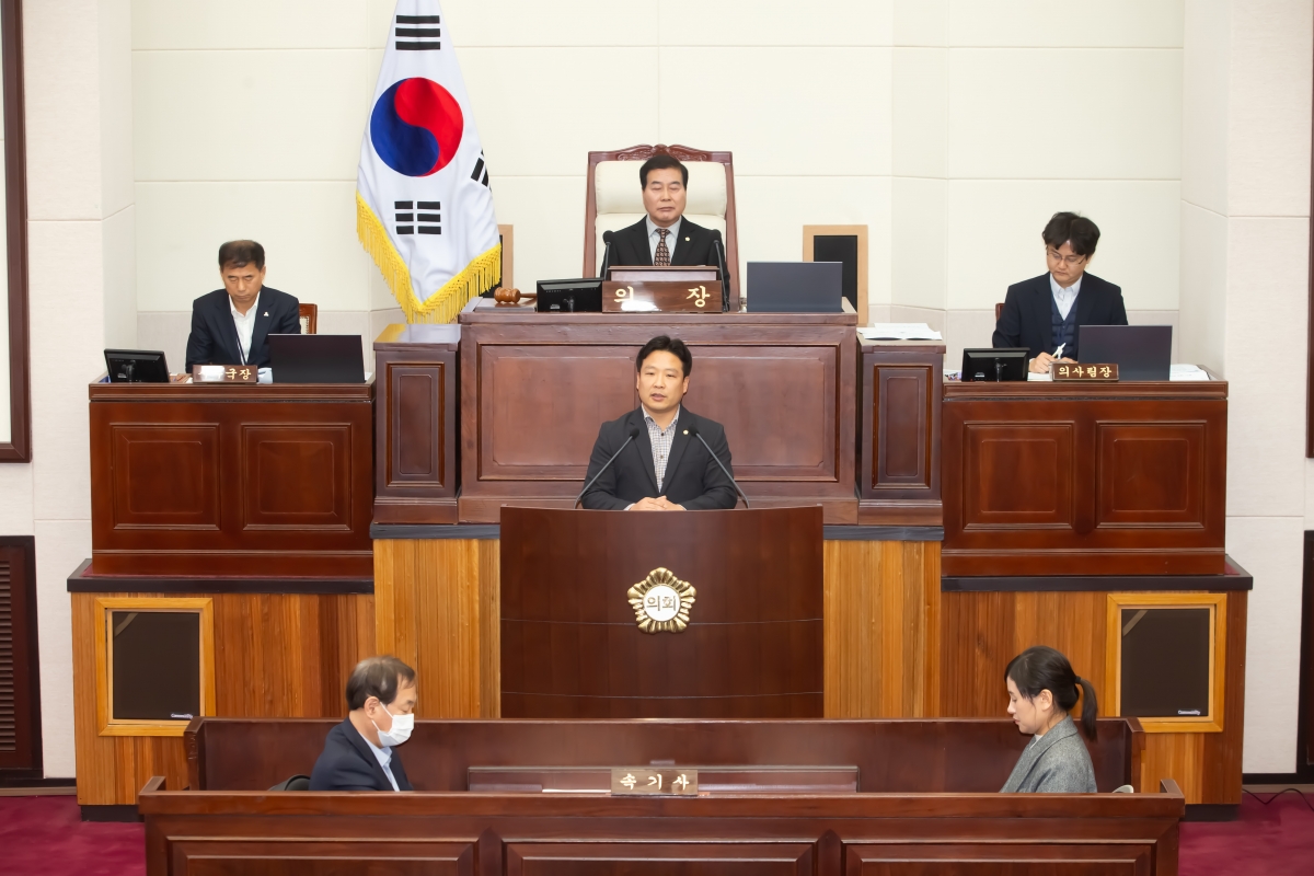 20231213-031[_P7U2978-제272회 제2차 정례회 제2차 본회의시 김원섭 기획행정위원회 간사 상임위원회 활동결과보고.jpg
