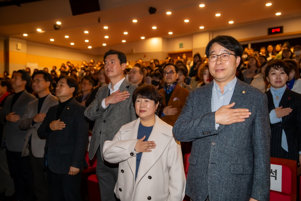20231213-094[_P7U3179-2023 구미시어린이집 연합회 보육발전 유공 표창 및 보육교직원 힐링 교육.jpg