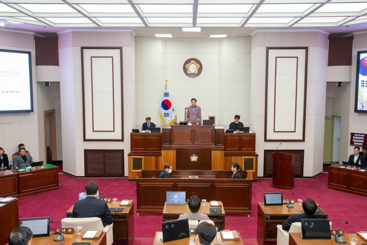 20231219-018[_P7U3543-제272회 제2차 정례회 제3차 본회의시 안주찬 의장 회의주재.jpg