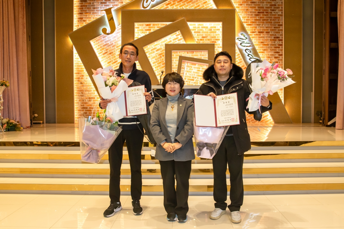 20231221-063[_P7U7717-구미시 배드민턴협회 회장 이·취임식 및 송년의 밤.jpg