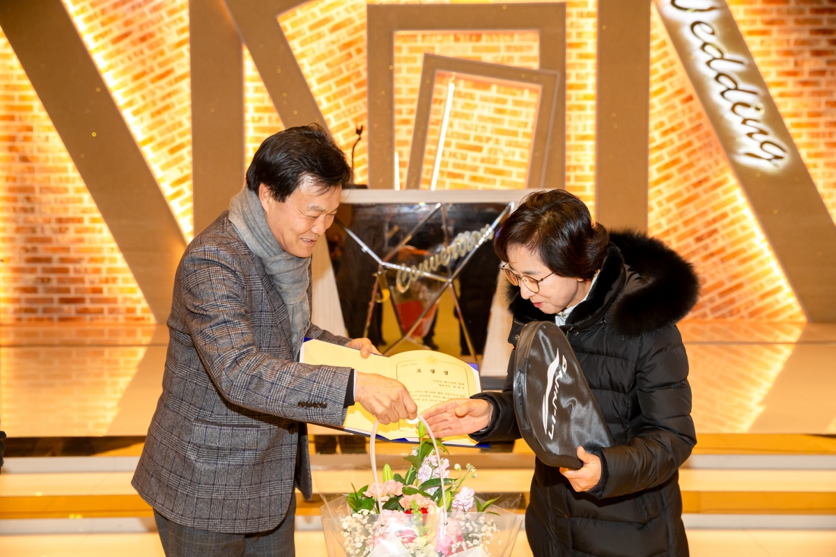 20231221-065[_P7U7722-구미시 배드민턴협회 회장 이·취임식 및 송년의 밤.jpg