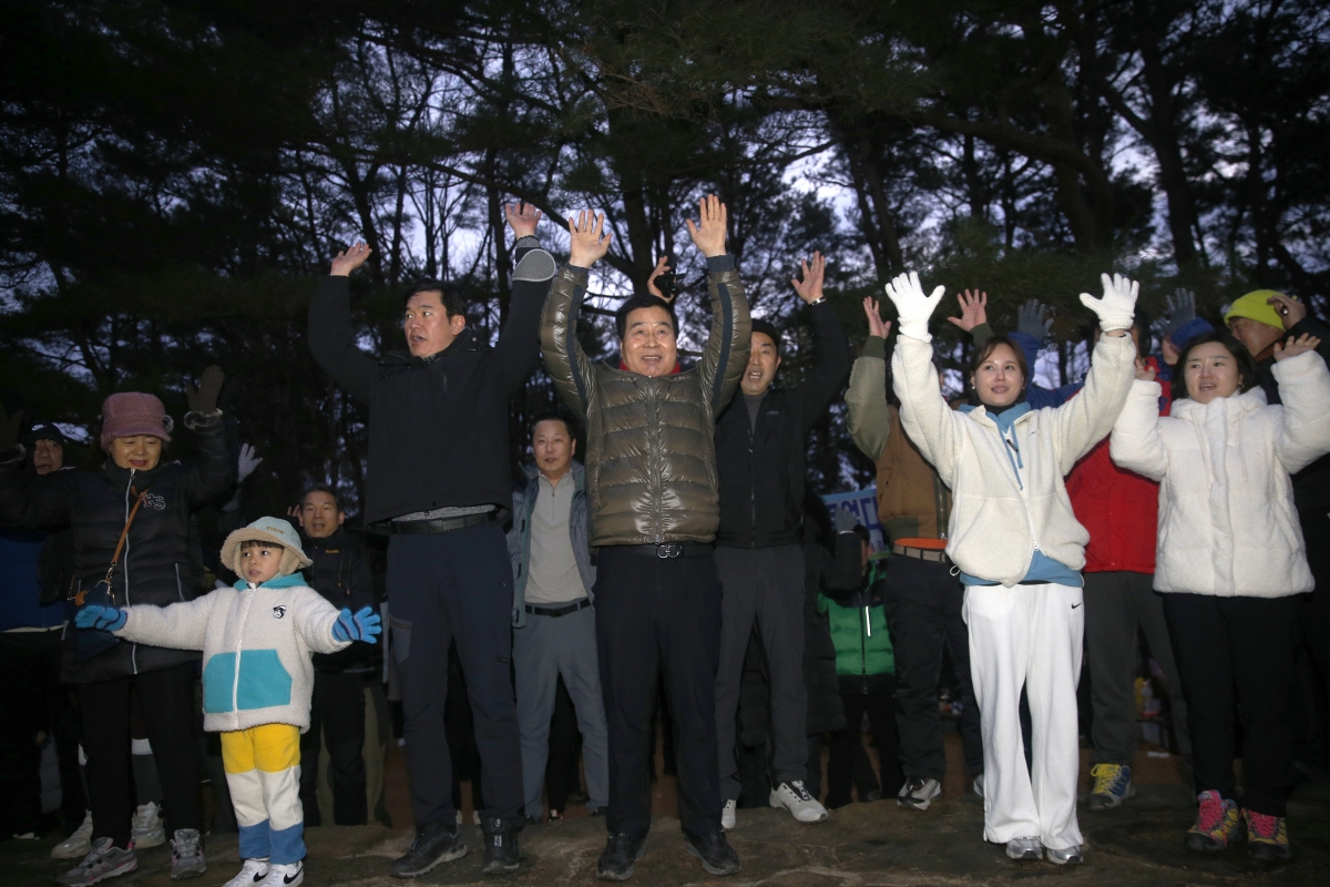 20240101-103[_P7U8683 복사-2024년 천생산 해맞이 및 시민 안녕기원제.jpg