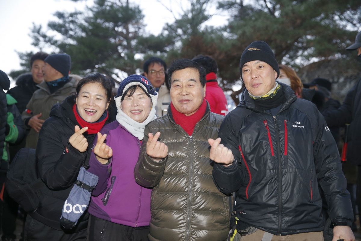 20240101-109[_P7U8714 복사-2024년 천생산 해맞이 및 시민 안녕기원제.jpg