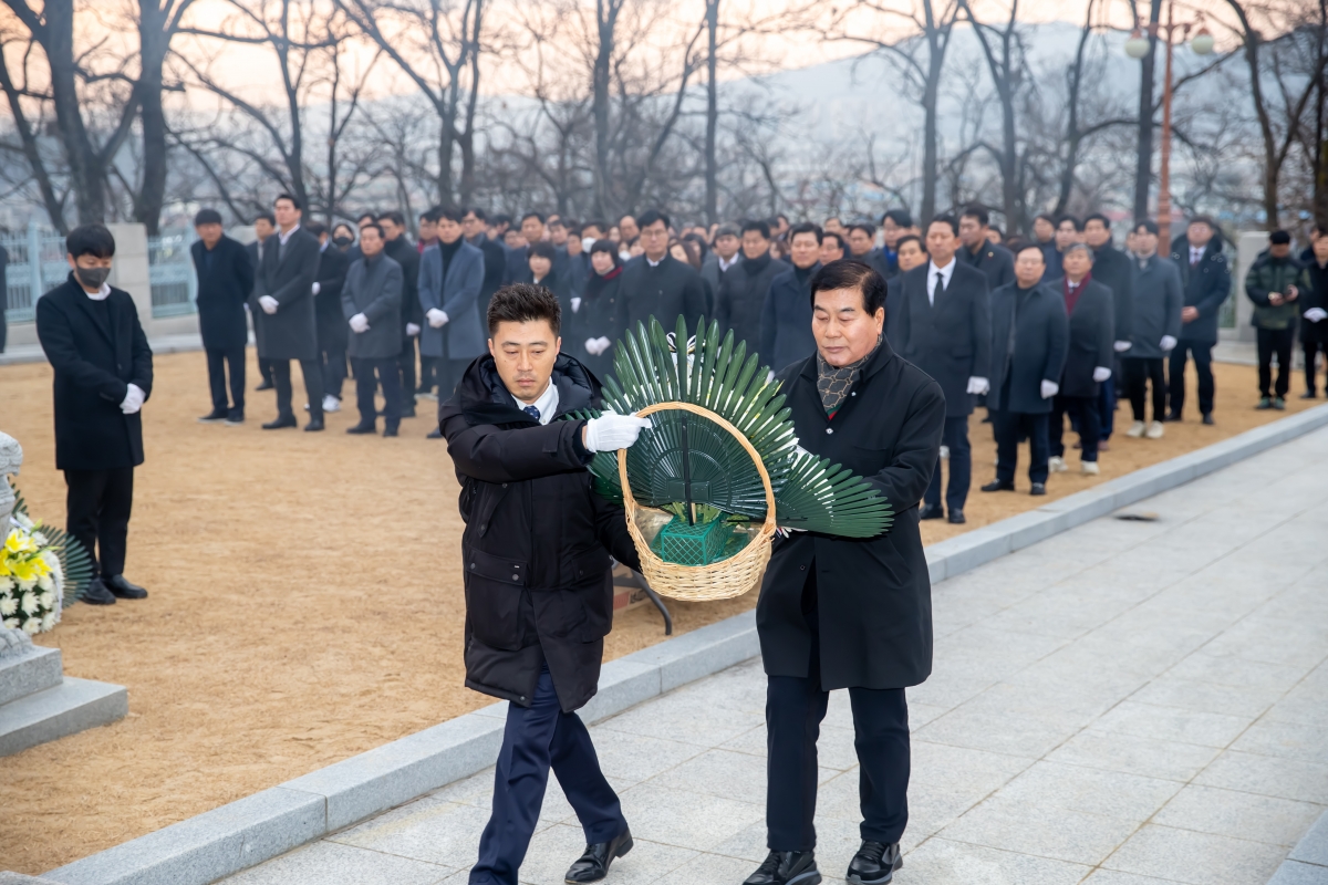 20240102-035[_P7U8860-2024년 새해 충혼탑 참배.jpg