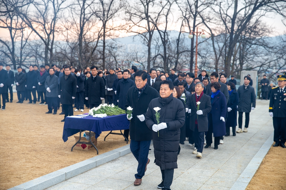 20240102-039[_P7U8871-2024년 새해 충혼탑 참배.jpg