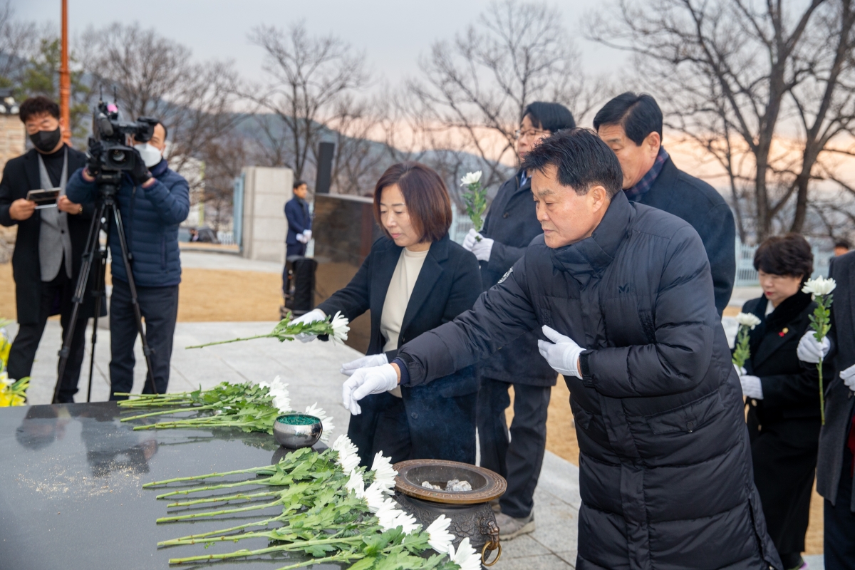 20240102-043[_P7U8877-2024년 새해 충혼탑 참배.jpg