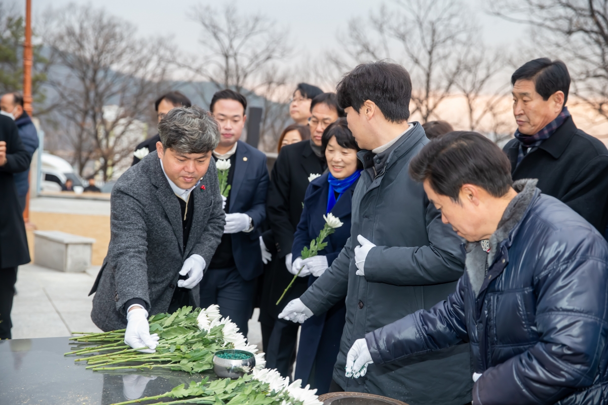 20240102-051[_P7U8890-2024년 새해 충혼탑 참배.jpg