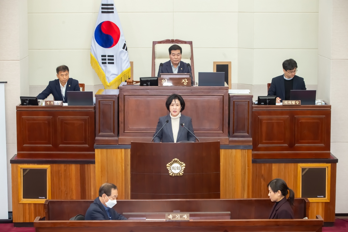 20240123-017[_P7U0350-제273회 임시회 제4차 본회의시 이명희 기획행정위원장 상임위원회 활동결과보고.jpg
