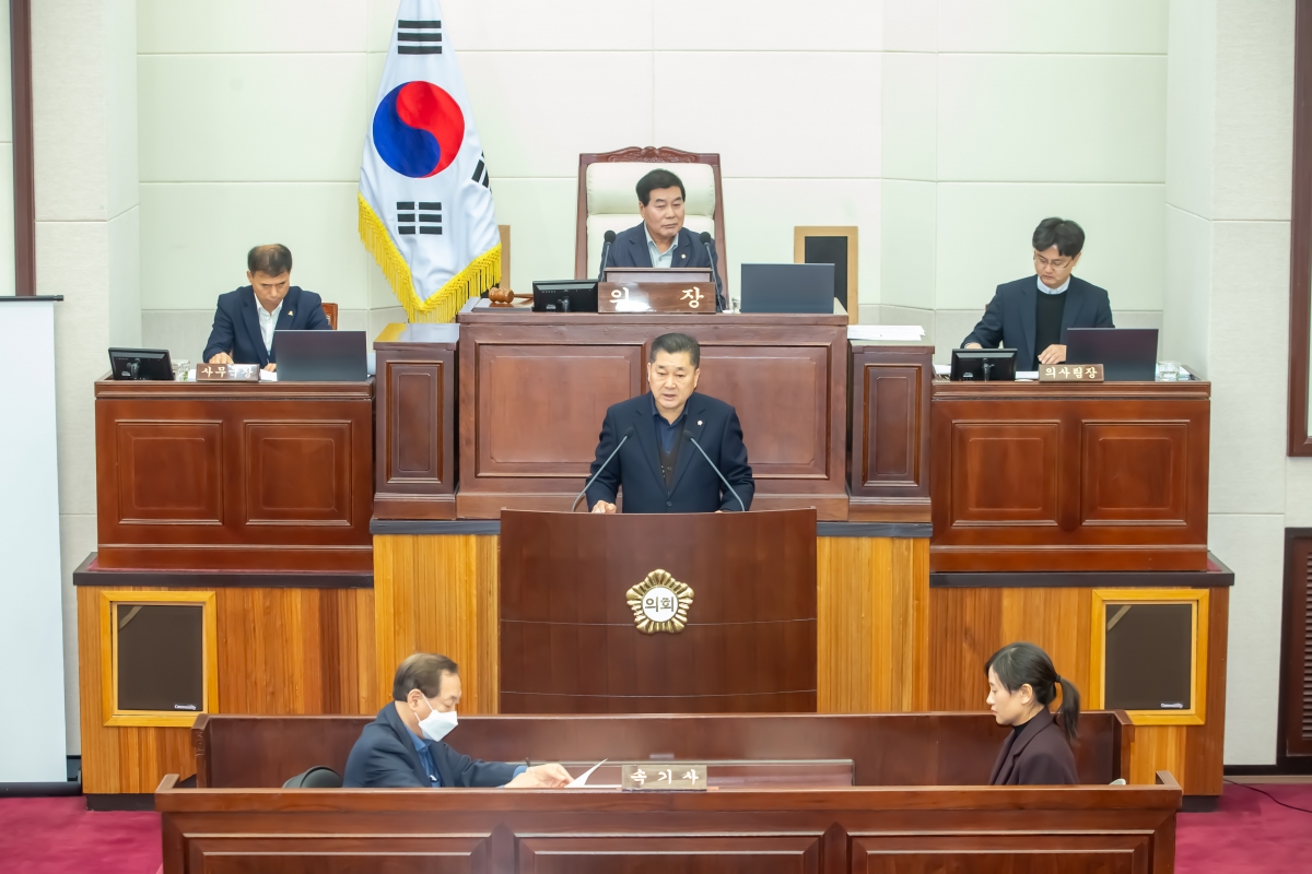 20240123-021[_P7U0363-제273회 임시회 제4차 본회의시 박세채 산업건설위원장 상임위원회 활동결과보고.jpg