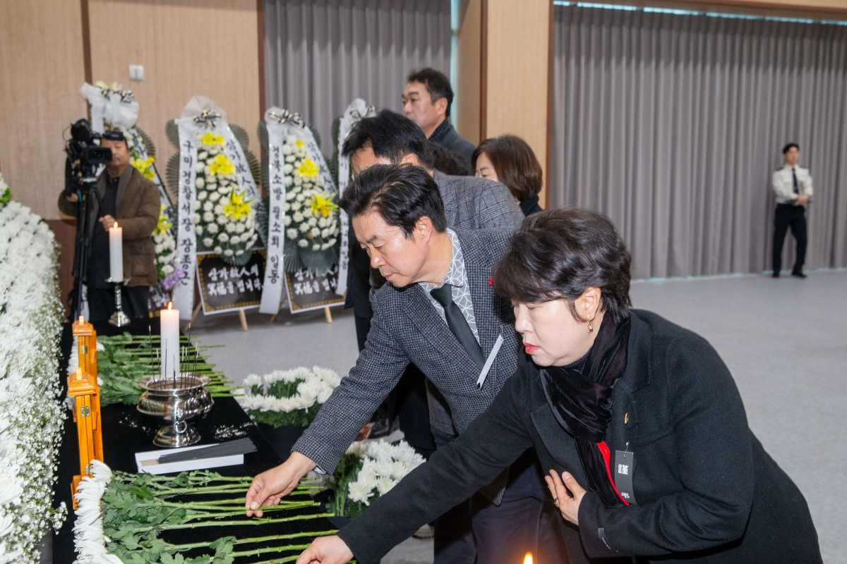 20240202-020[_P7U1010-문경 공장 화재사고 구미소방서 합동분향소 조문.jpg