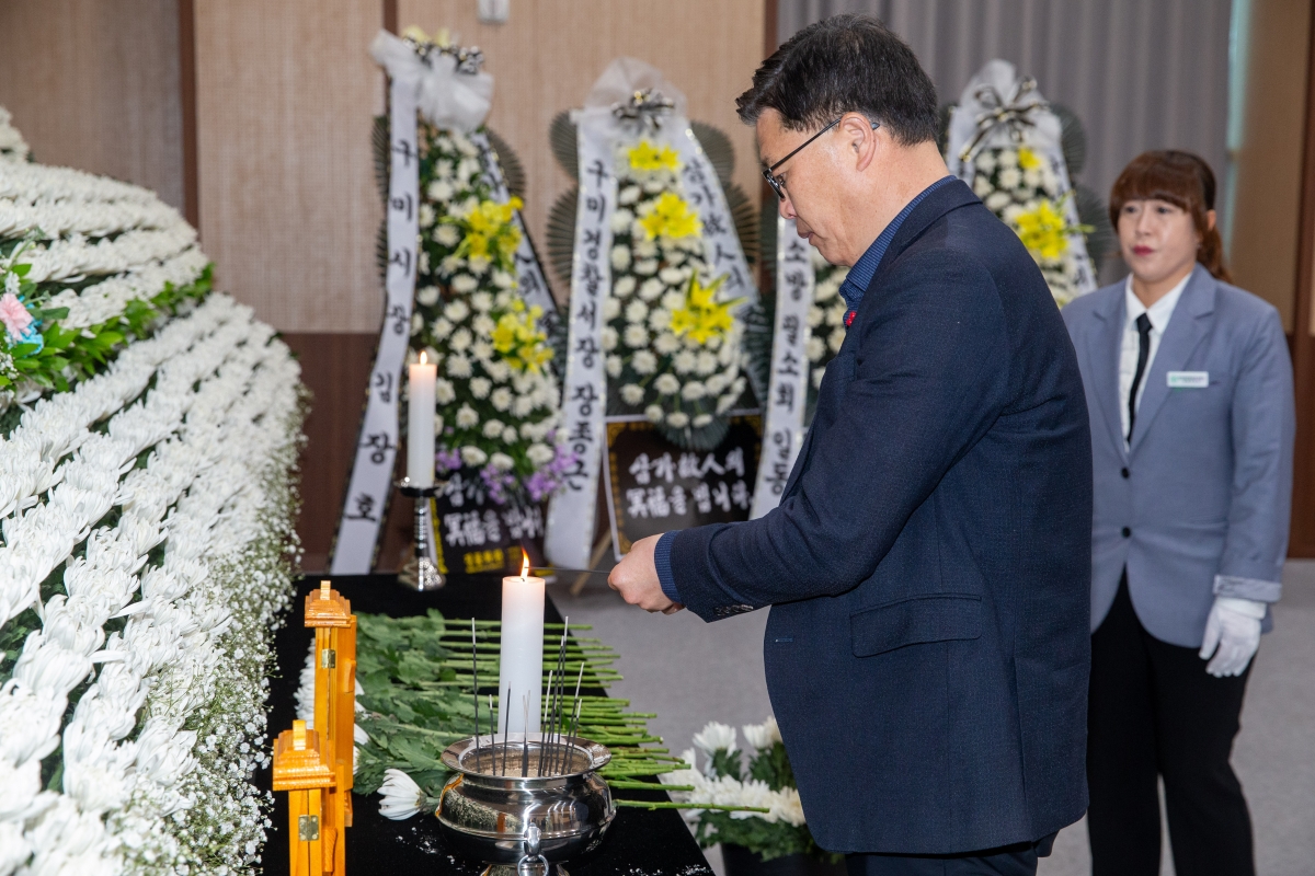 20240202-031[_P7U1032-문경 공장 화재사고 구미소방서 합동분향소 조문.jpg