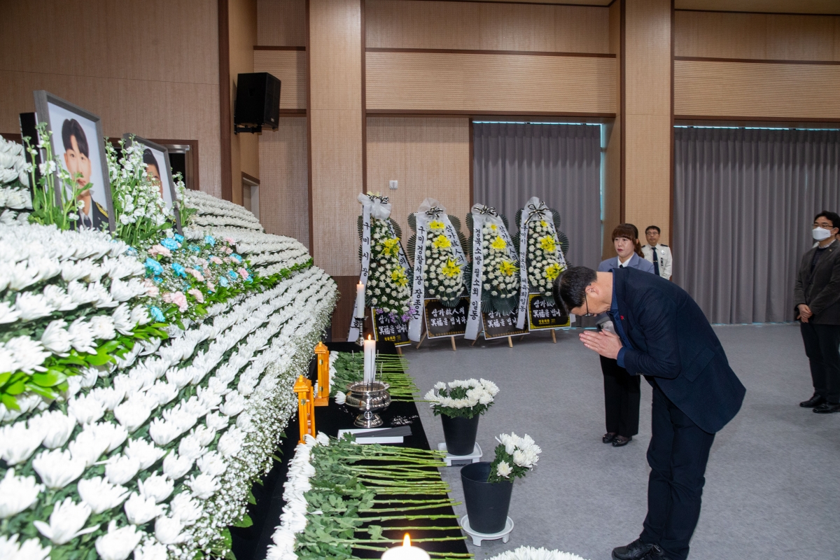 20240202-033[_P7U1039-문경 공장 화재사고 구미소방서 합동분향소 조문.jpg