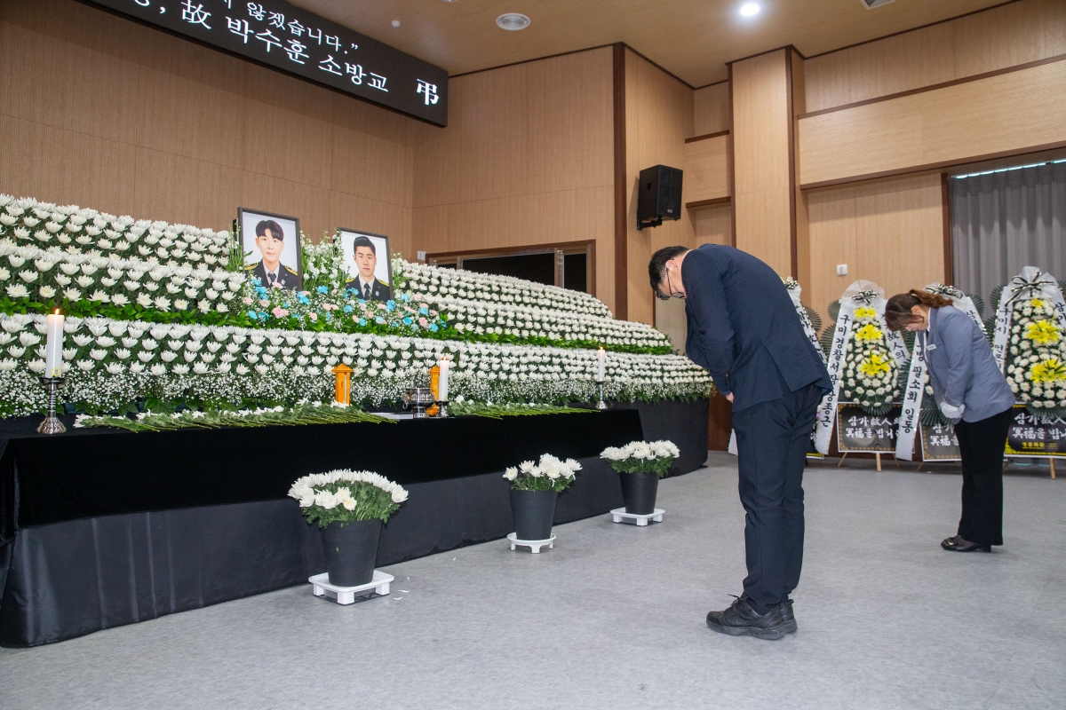 20240202-034[_P7U1041-문경 공장 화재사고 구미소방서 합동분향소 조문.jpg