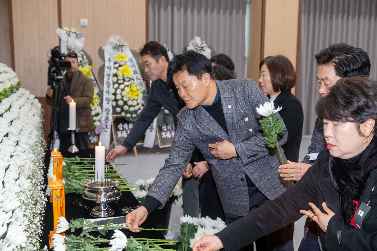 20240202-019[_P7U1009-문경 공장 화재사고 구미소방서 합동분향소 조문.jpg