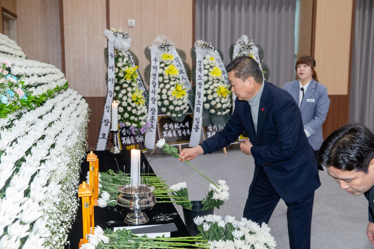 20240202-039[_P7U1054-문경 공장 화재사고 구미소방서 합동분향소 조문.jpg