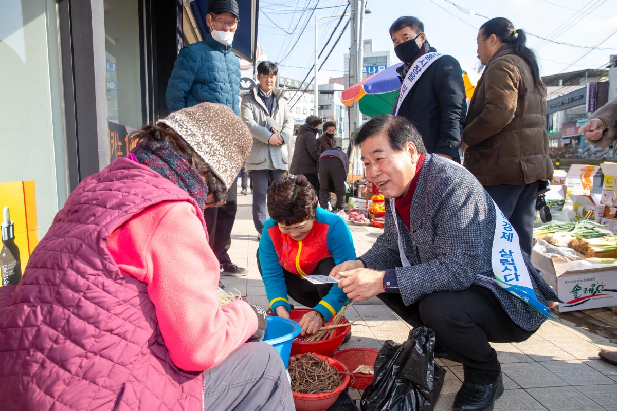 20240207-006[_P7U1198-설맞이 전통시장 장보기 행사-인동시장.jpg