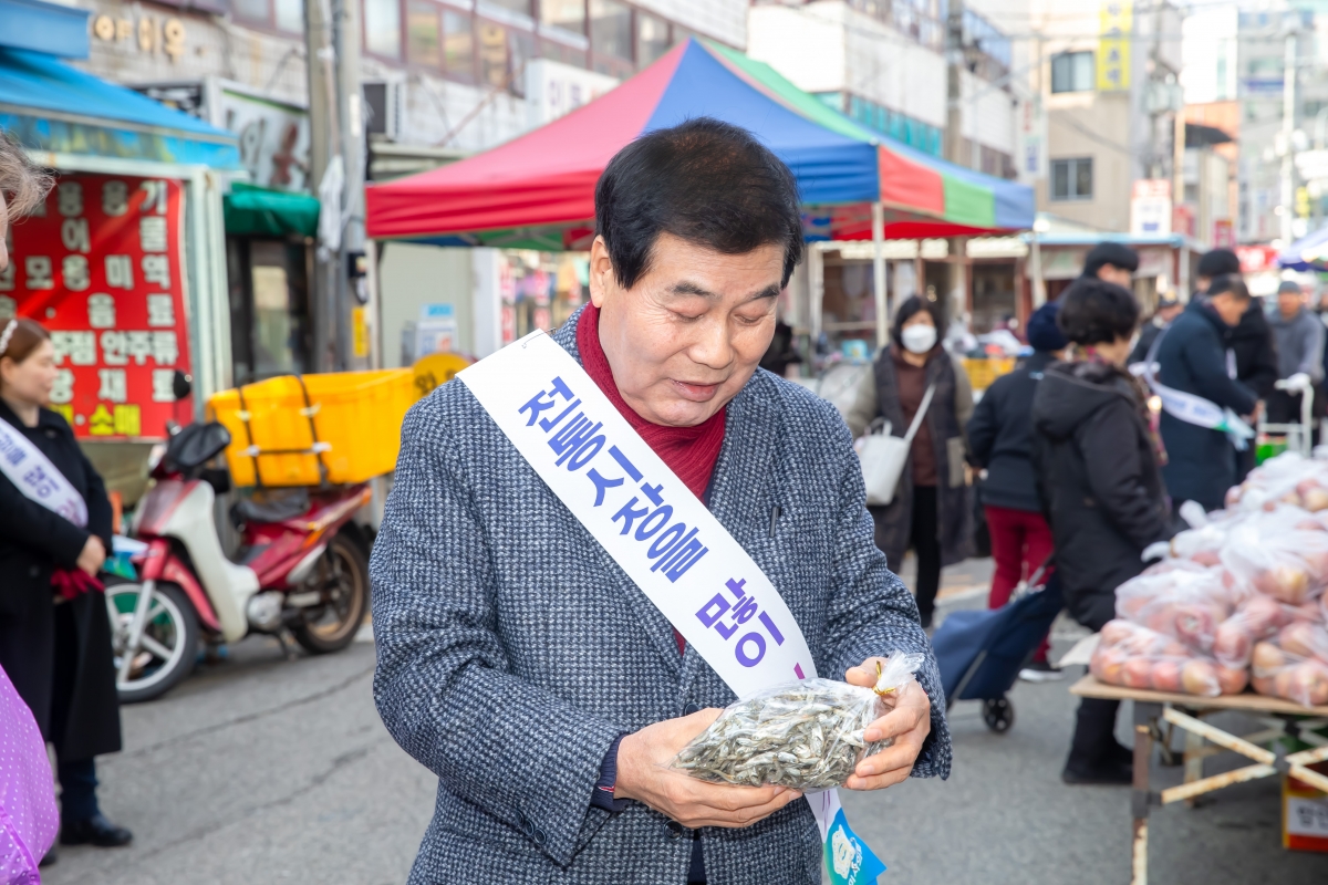 20240207-045[_P7U1306-설맞이 전통시장 장보기 행사-인동시장.jpg