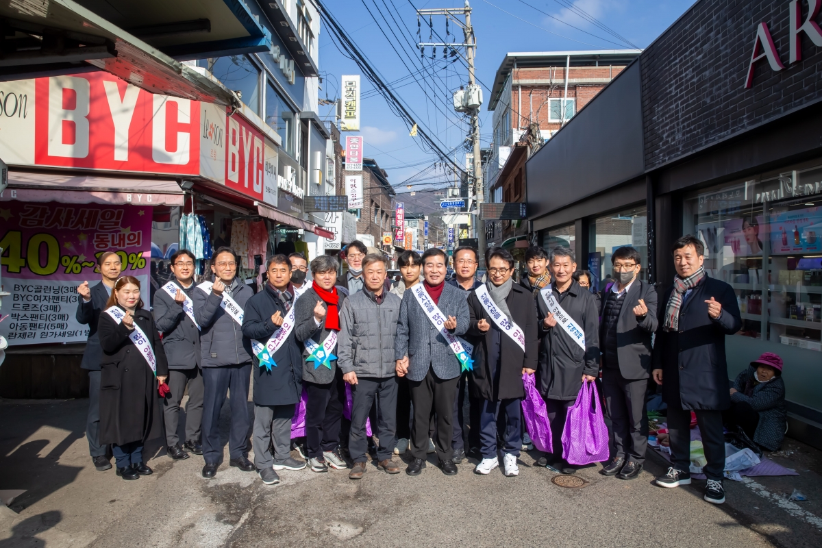 20240207-011[_P7U1225-설맞이 전통시장 장보기 행사-인동시장.jpg