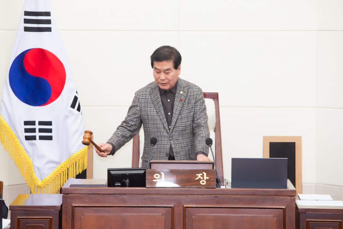 20240304-007[_P7U3195-제274회 임시회 제1차 본회의시 안주찬 의장 회의주재.jpg