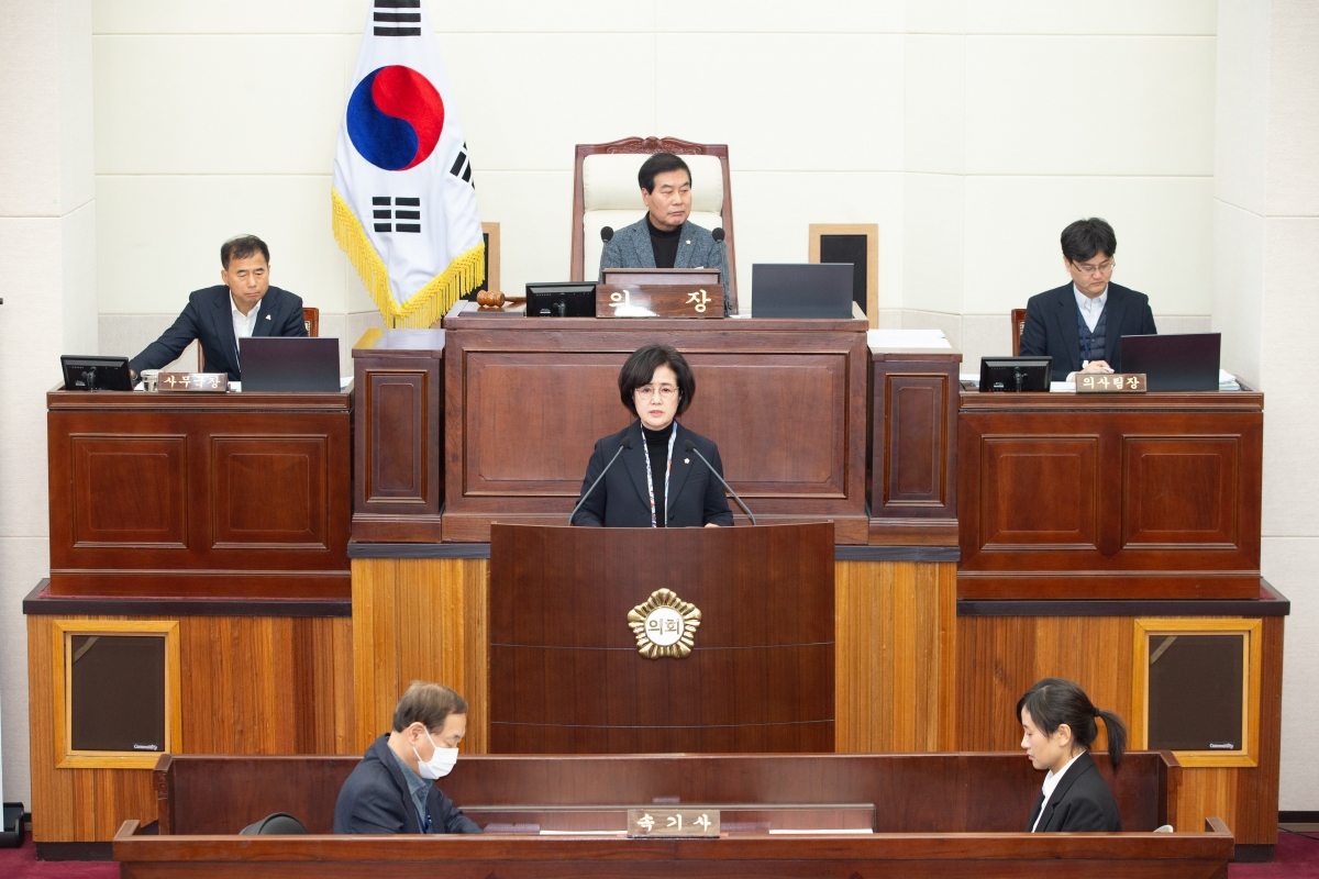 20240308-016[_P7U3833-제274회 임시회 제2차 본회의시 이명희 기획행정위원장 상임위원회 활동결과보고.jpg