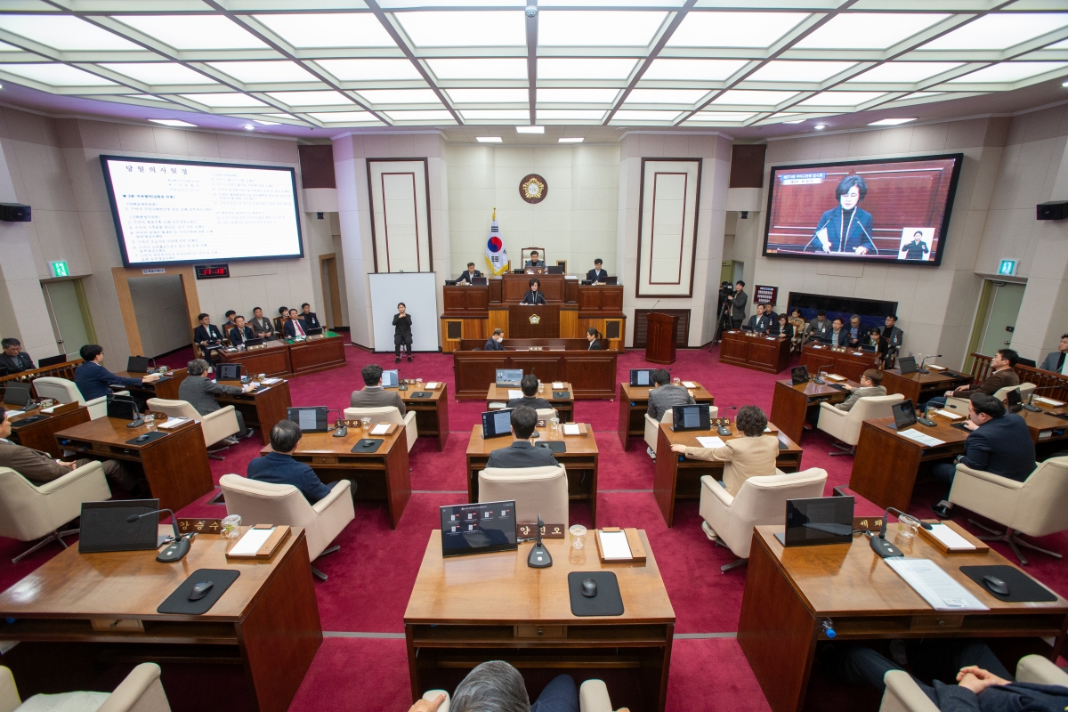 20240308-017[_P7U3837-제274회 임시회 제2차 본회의시 이명희 기획행정위원장 상임위원회 활동결과보고.jpg