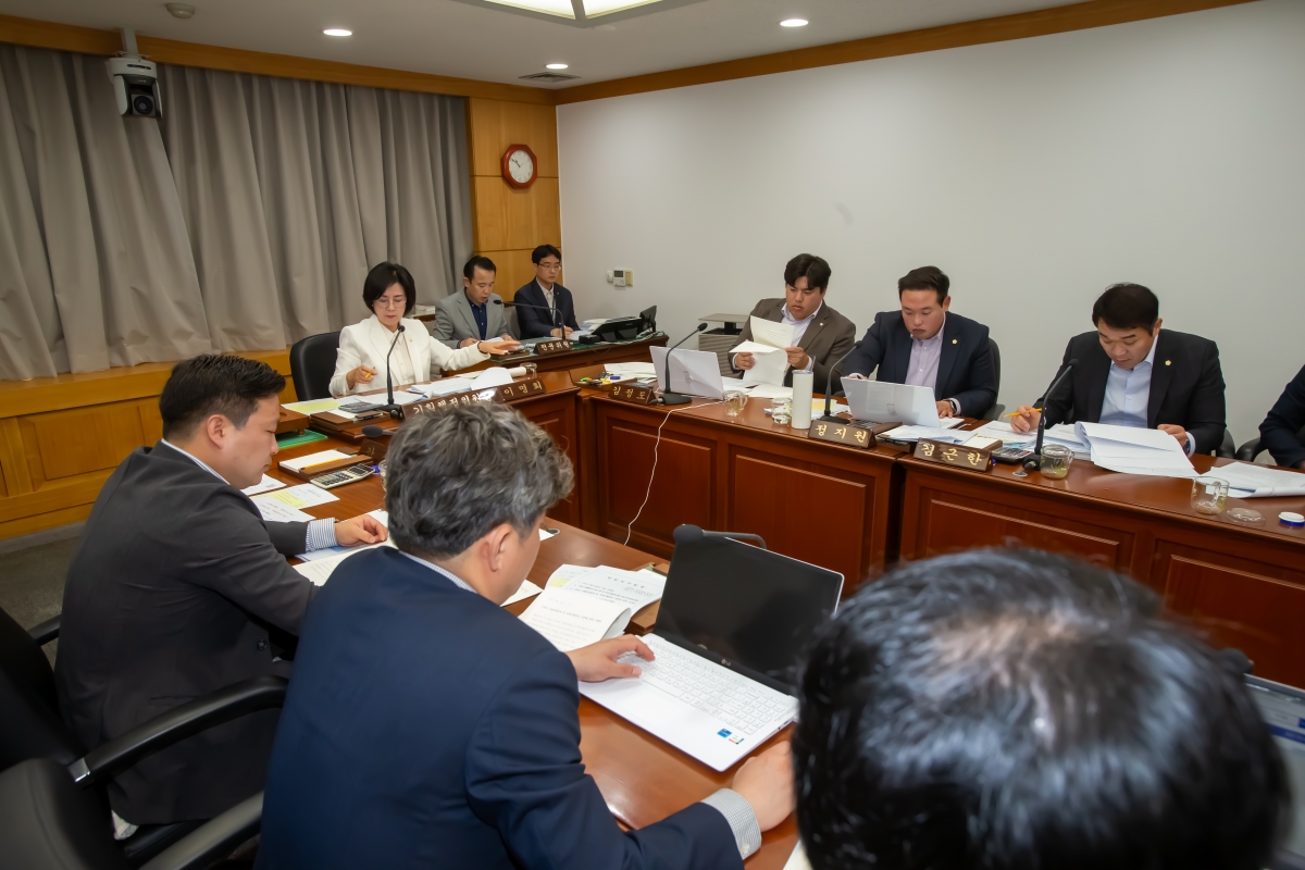 20240416-033[_P7U6133-제275회 임시회 기획행정위원회 소관 조례안 심사 및 2024년도 행정사무감사계획서 작성.jpg