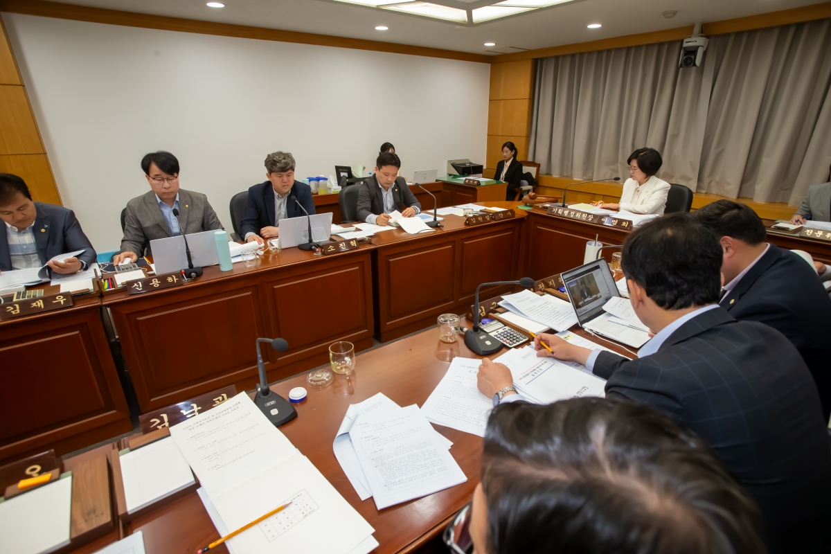 20240416-034[_P7U6136-제275회 임시회 기획행정위원회 소관 조례안 심사 및 2024년도 행정사무감사계획서 작성.jpg