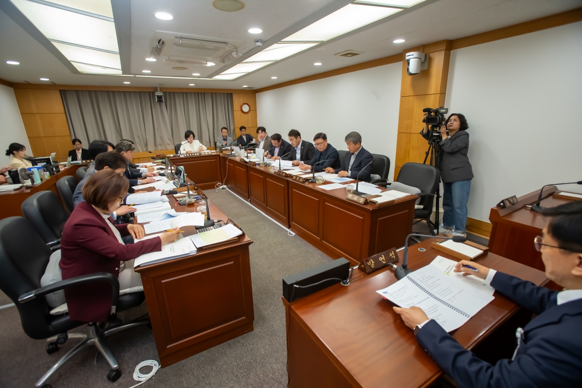 20240416-032[_P7U6131-제275회 임시회 기획행정위원회 소관 조례안 심사 및 2024년도 행정사무감사계획서 작성.jpg