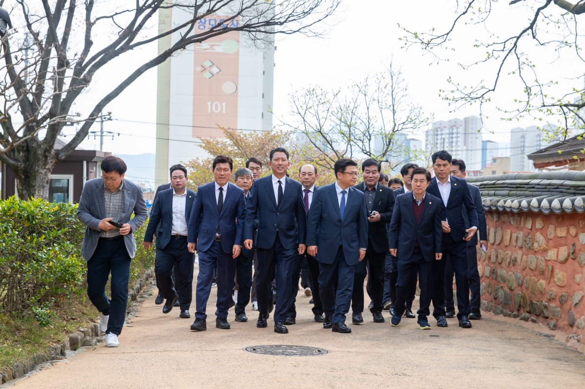 20240411-002[_P7U5547-구자근, 강명구 제22대 국회의원 당선인과 박정희 대통령 생가 참배.jpg