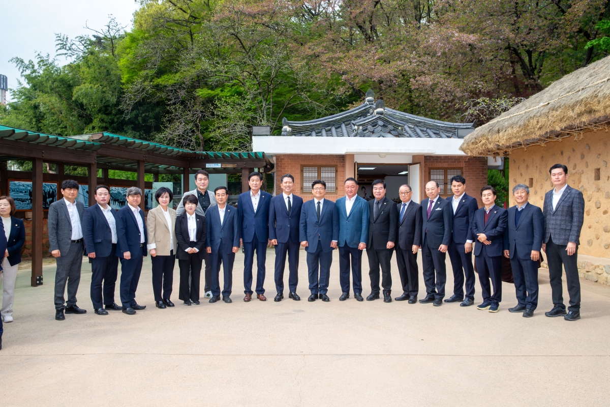 20240411-019[_P7U5611-구자근, 강명구 제22대 국회의원 당선인과 박정희 대통령 생가 참배.jpg