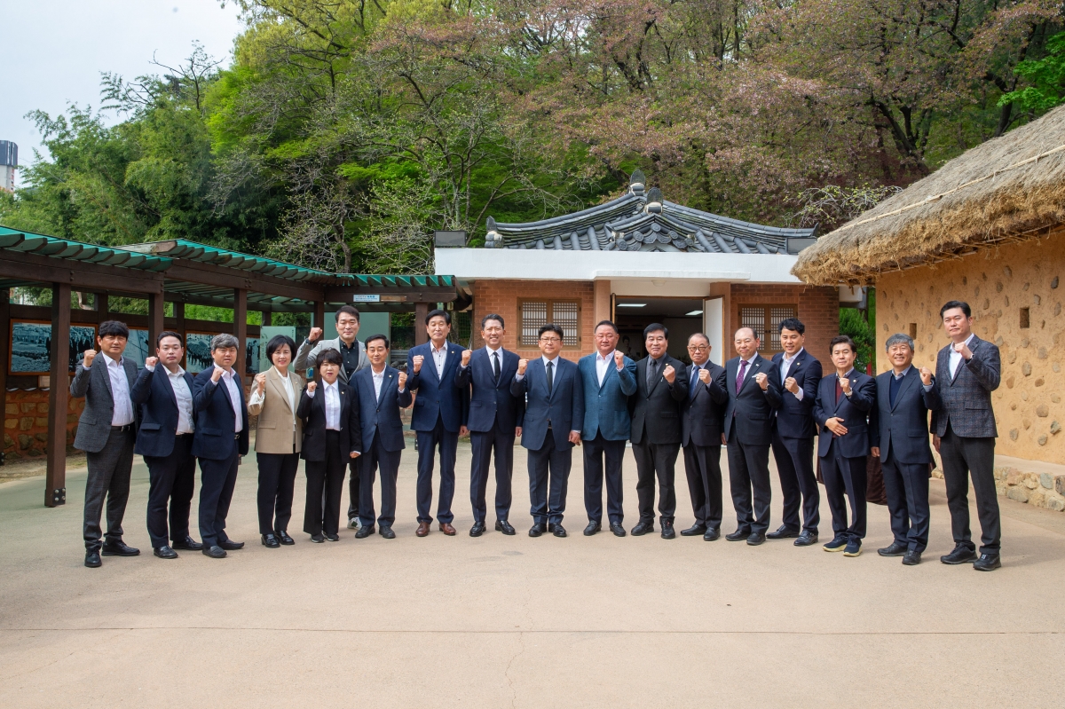 20240411-020[_P7U5618-구자근, 강명구 제22대 국회의원 당선인과 박정희 대통령 생가 참배.jpg