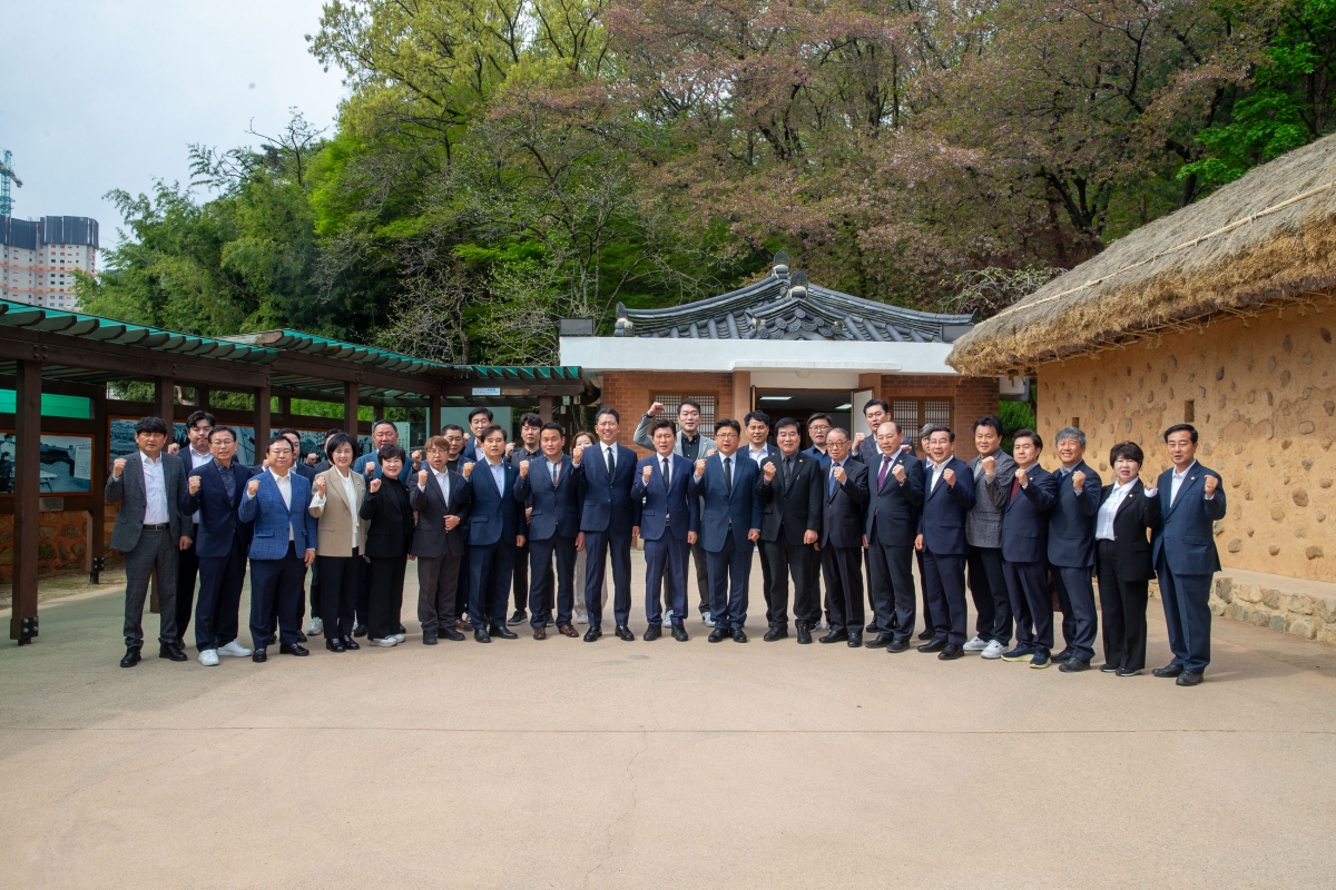 20240411-016[_P7U5603-구자근, 강명구 제22대 국회의원 당선인과 박정희 대통령 생가 참배.jpg