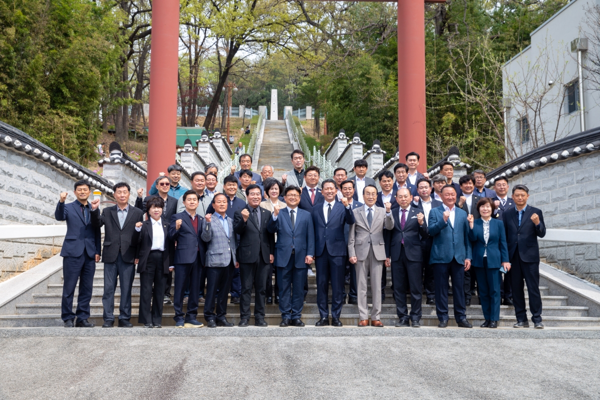 20240411-036[_P7U5689-구자근, 강명구 제22대 국회의원 당선인과 충혼탑 및 선산공적비 13위 참배.jpg