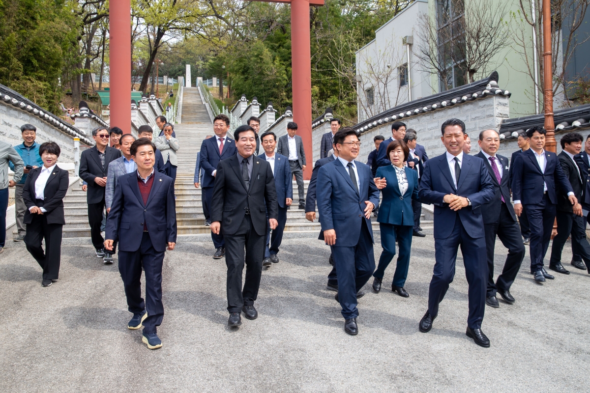 20240411-037[_P7U5693-구자근, 강명구 제22대 국회의원 당선인과 충혼탑 및 선산공적비 13위 참배.jpg