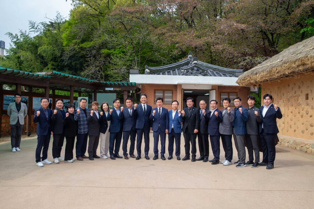 20240411-018[_P7U5608-구자근, 강명구 제22대 국회의원 당선인과 박정희 대통령 생가 참배.jpg