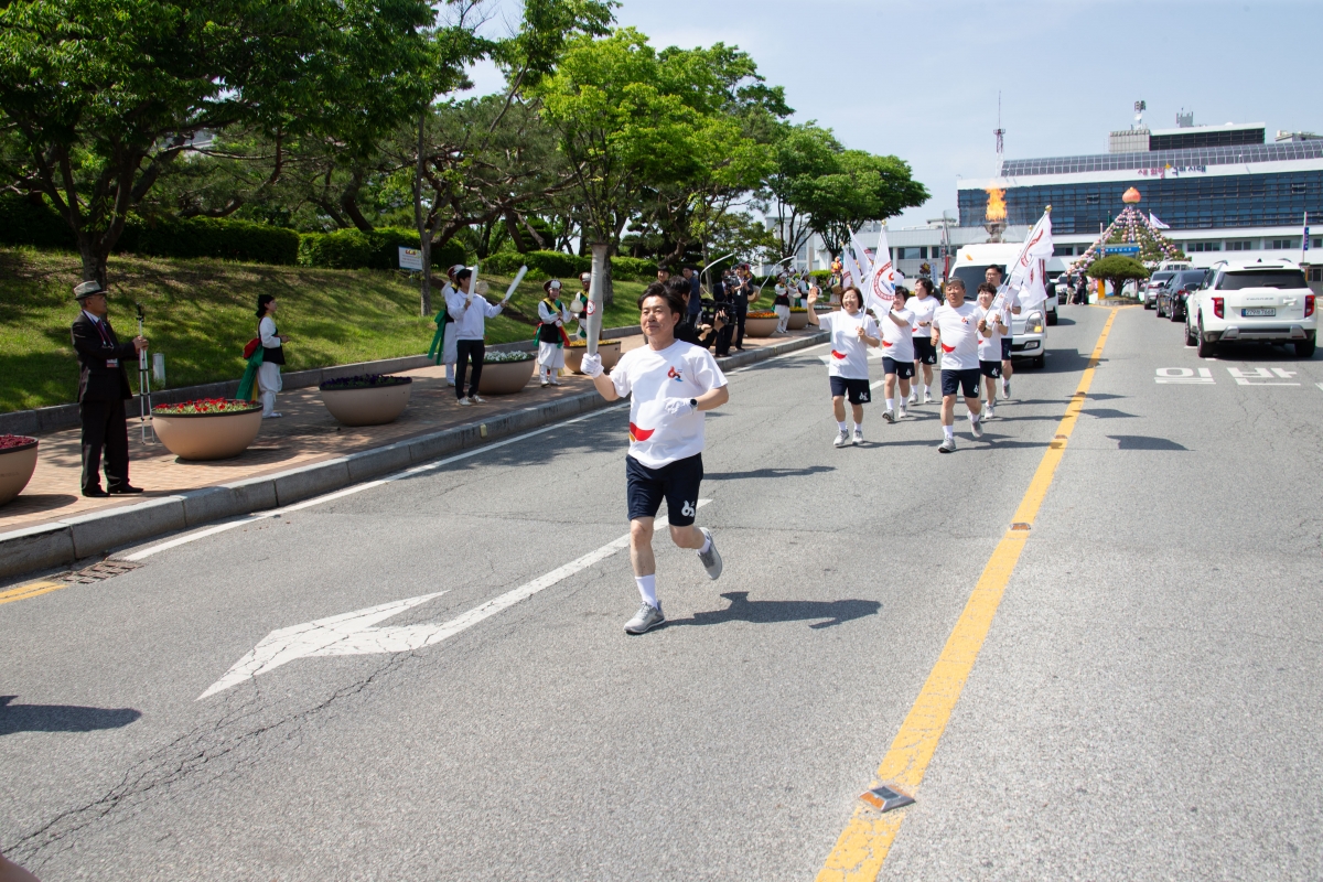 20240510-077[_P7U0231-제62회 경북도민체육대회 성화 출정식 및 성화 봉송.jpg