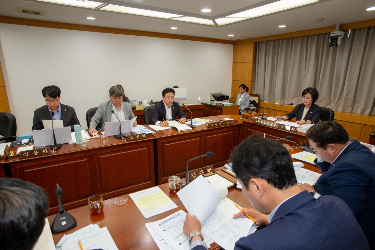 20240517-032[_P7U1643-제276회 임시회 기획행정위원회 조례안 심사활동.jpg