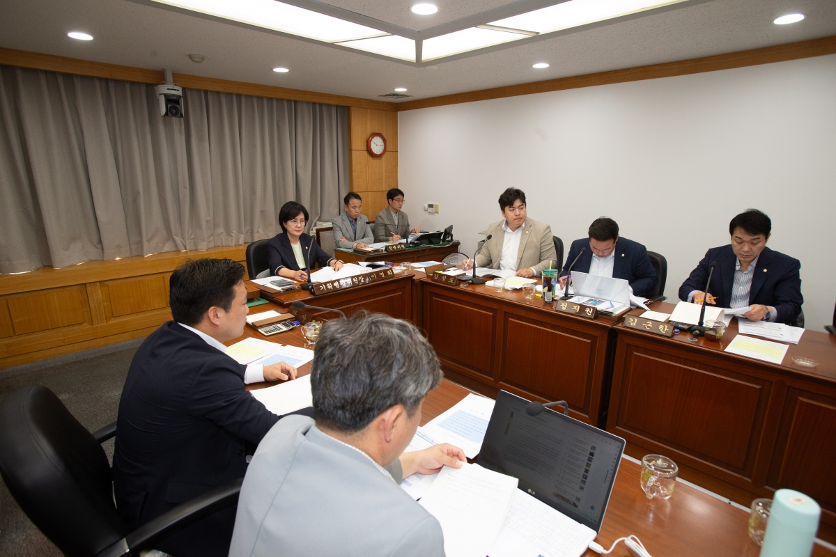 20240517-031[_P7U1642-제276회 임시회 기획행정위원회 조례안 심사활동.jpg