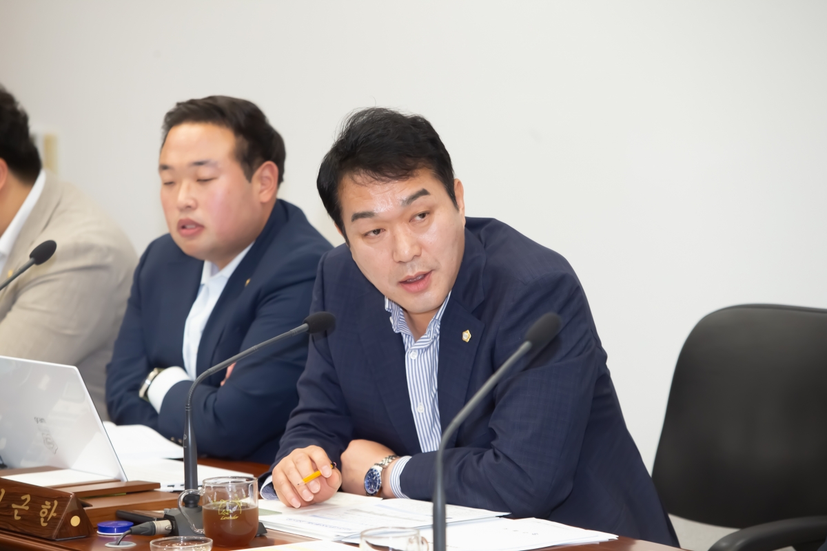 20240517-043[_P7U1744-제276회 임시회 기획행정위원회 조례안 심사활동.jpg