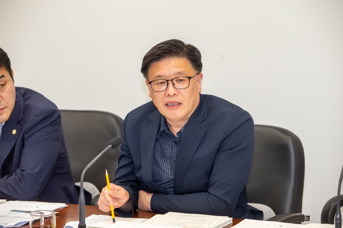 20240517-050[_P7U1764-제276회 임시회 기획행정위원회 조례안 심사활동.jpg