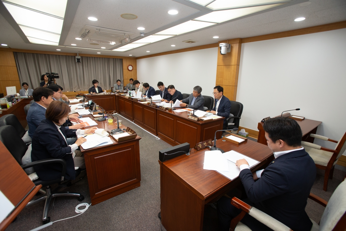 20240517-025[_P7U1612-제276회 임시회 기획행정위원회 조례안 심사활동.jpg