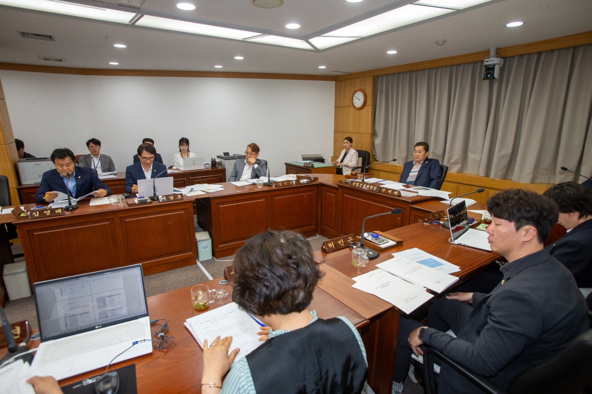 20240517-057[_P7U1711-제276회 임시회 산업건설위원회 조례안 심사활동.jpg