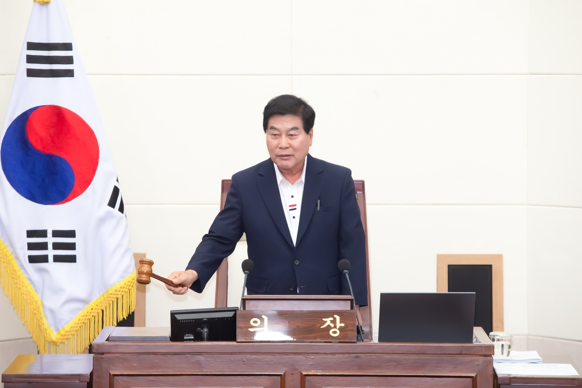 20240522-002[_P7U2659-제276회 임시회 제2차 본회의시 안주찬 의장 회의주재.jpg
