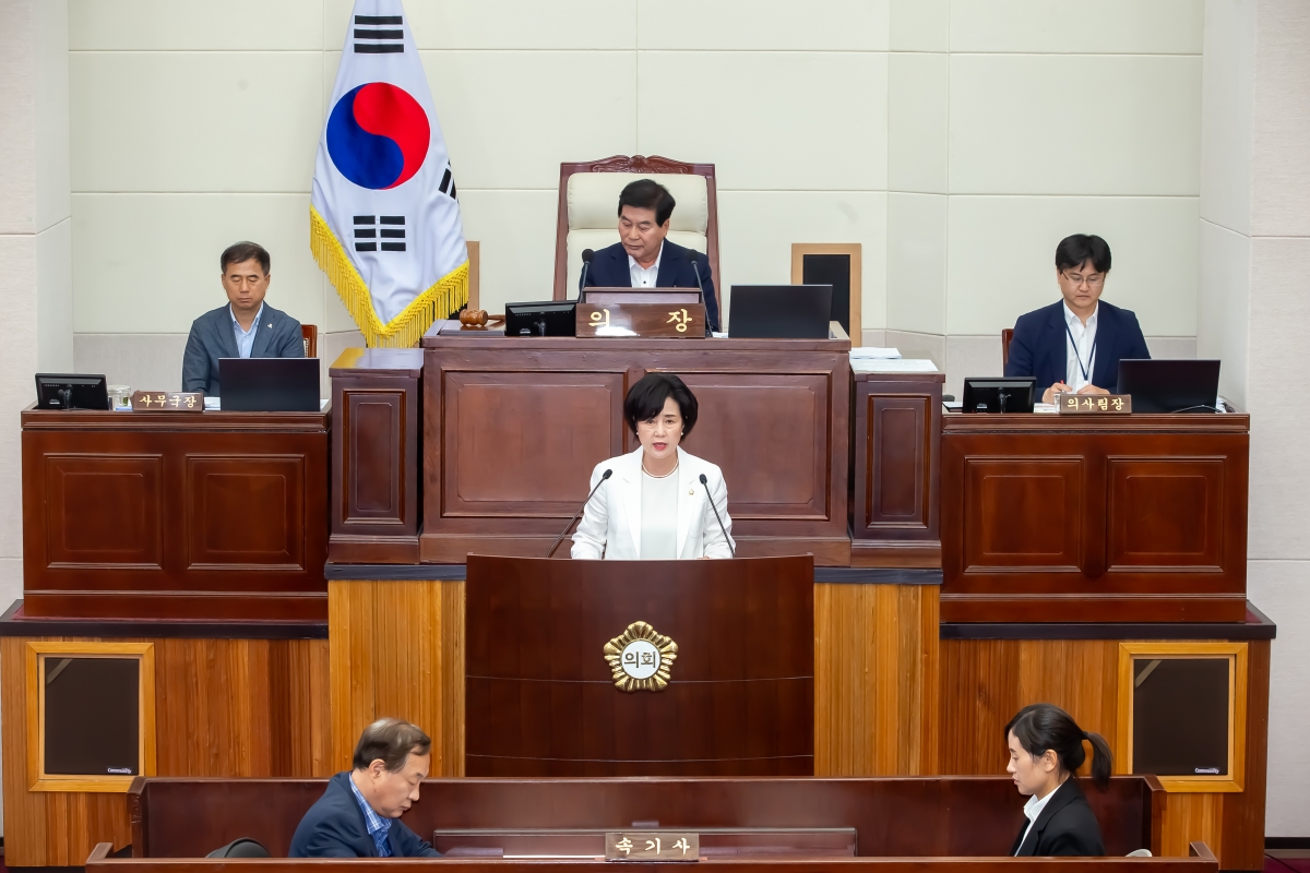 20240522-018[_P7U2729-제276회 임시회 제2차 본회의시 이명희 기획행정위원장 상임위원회 조례안 심사활동.jpg