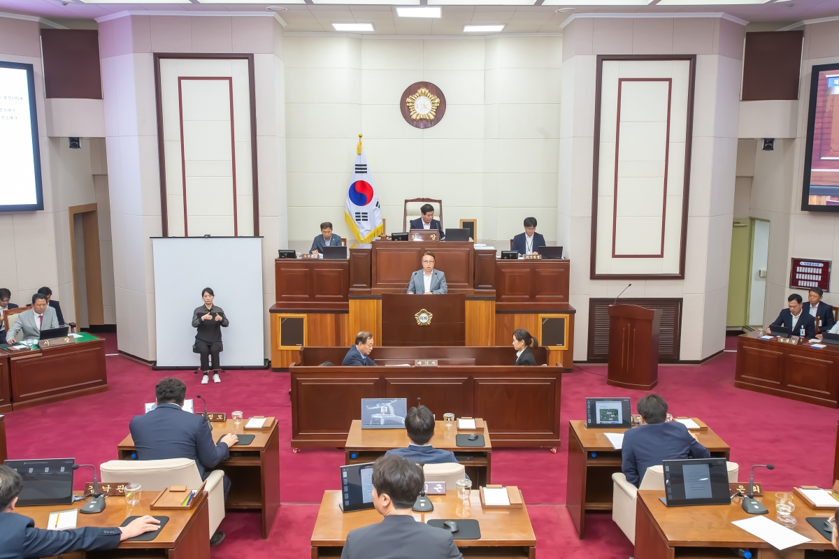 20240522-024[_P7U2753-제276회 임시회 제2차 본회의시 김민성 산업건설위원회 간사 상임위원회 조례안 심사활동.jpg